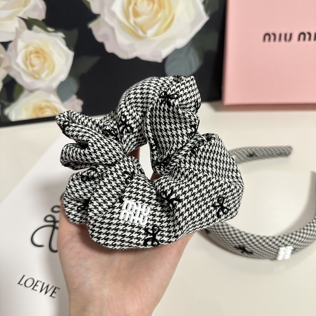  （两件套）配专柜包装 
MiuMiu（缪缪）最新爆款来啦✨💫两件套发箍➕发圈
优雅的girl值得入手 