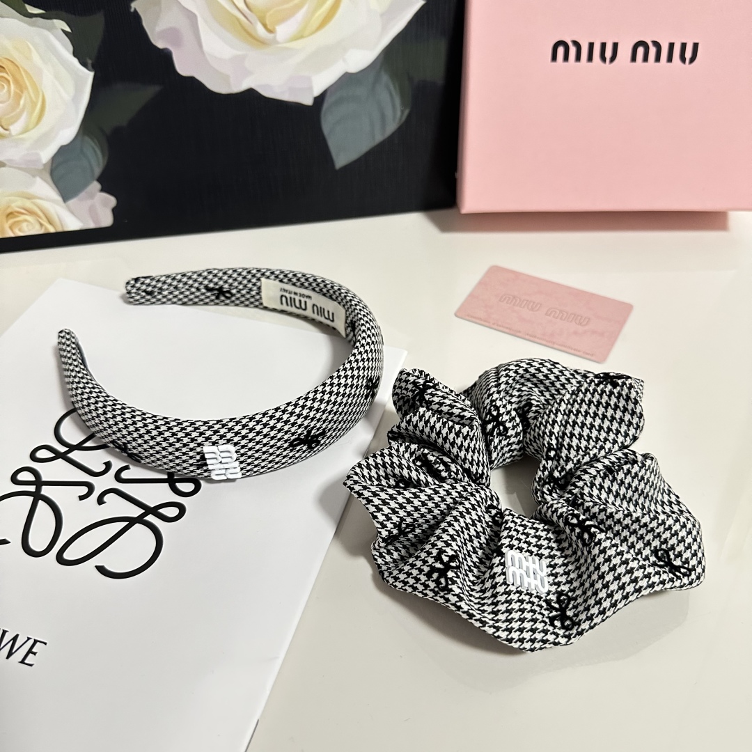  （两件套）配专柜包装 
MiuMiu（缪缪）最新爆款来啦✨💫两件套发箍➕发圈
优雅的girl值得入手 