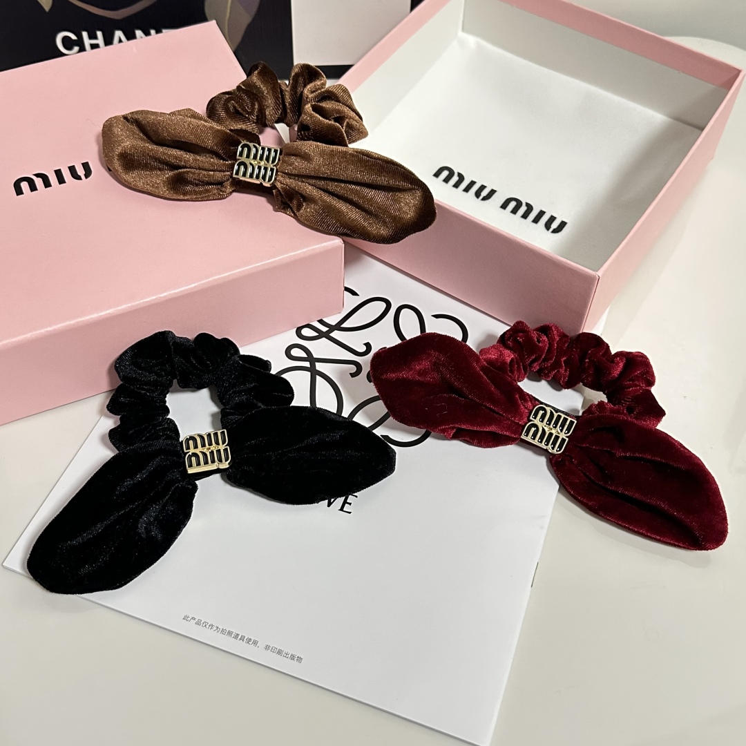  （单个）配全套包装
MiuMiu（缪缪）爆款丝绒兔耳朵发圈，专柜款出货
一看就特别高档 超级百搭 必须