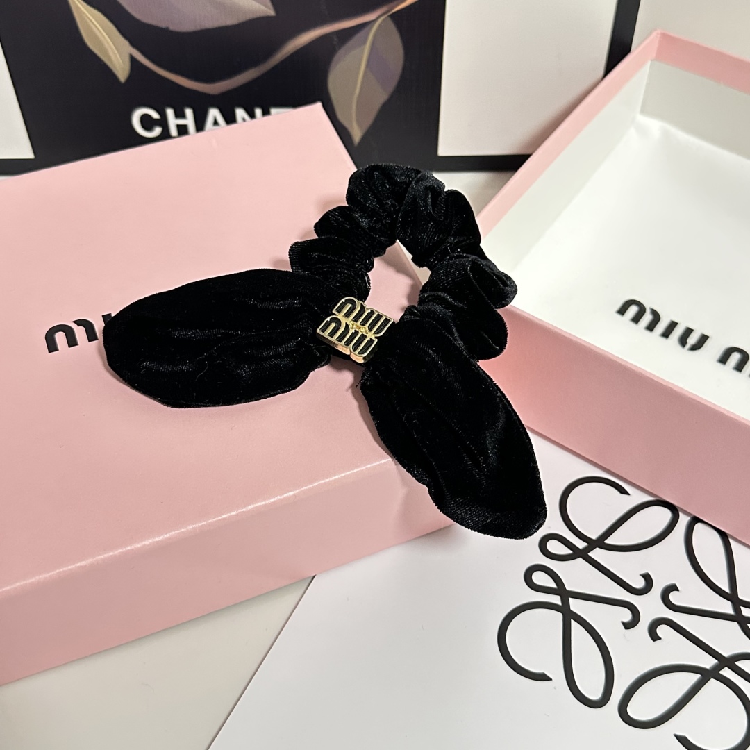  （单个）配全套包装
MiuMiu（缪缪）爆款丝绒兔耳朵发圈，专柜款出货
一看就特别高档 超级百搭 必须