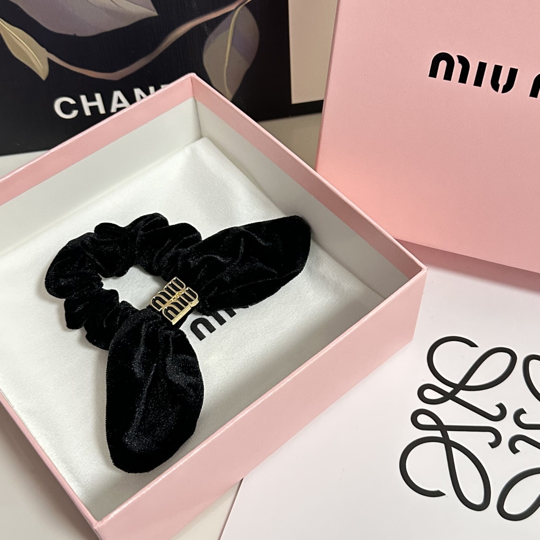  （单个）配全套包装
MiuMiu（缪缪）爆款丝绒兔耳朵发圈，专柜款出货
一看就特别高档 超级百搭 必须