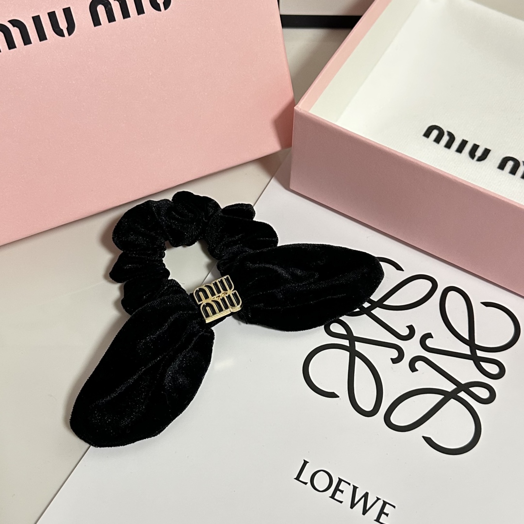  （单个）配全套包装
MiuMiu（缪缪）爆款丝绒兔耳朵发圈，专柜款出货
一看就特别高档 超级百搭 必须
