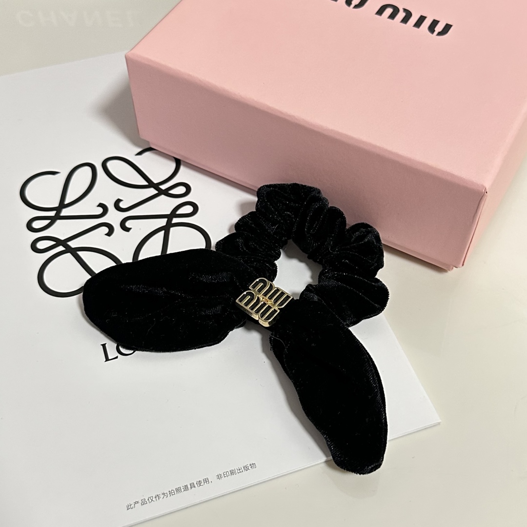  （单个）配全套包装
MiuMiu（缪缪）爆款丝绒兔耳朵发圈，专柜款出货
一看就特别高档 超级百搭 必须