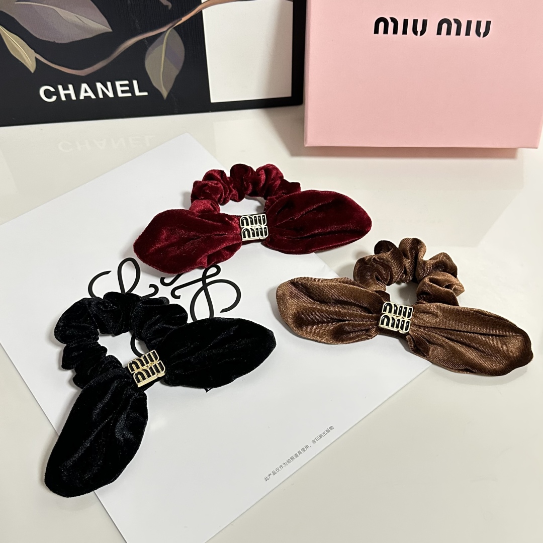  （单个）配全套包装
MiuMiu（缪缪）爆款丝绒兔耳朵发圈，专柜款出货
一看就特别高档 超级百搭 必须