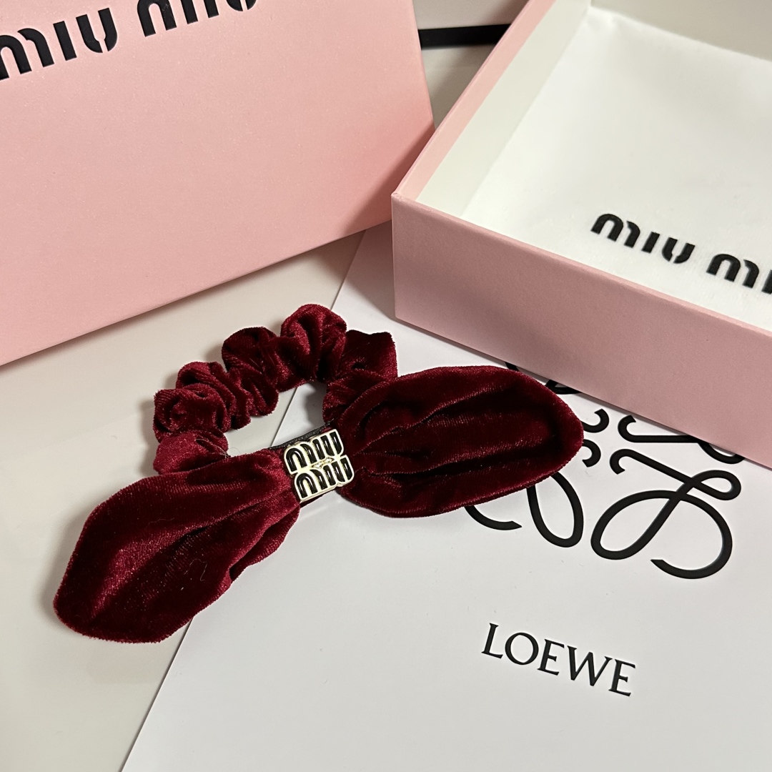  （单个）配全套包装
MiuMiu（缪缪）爆款丝绒兔耳朵发圈，专柜款出货
一看就特别高档 超级百搭 必须
