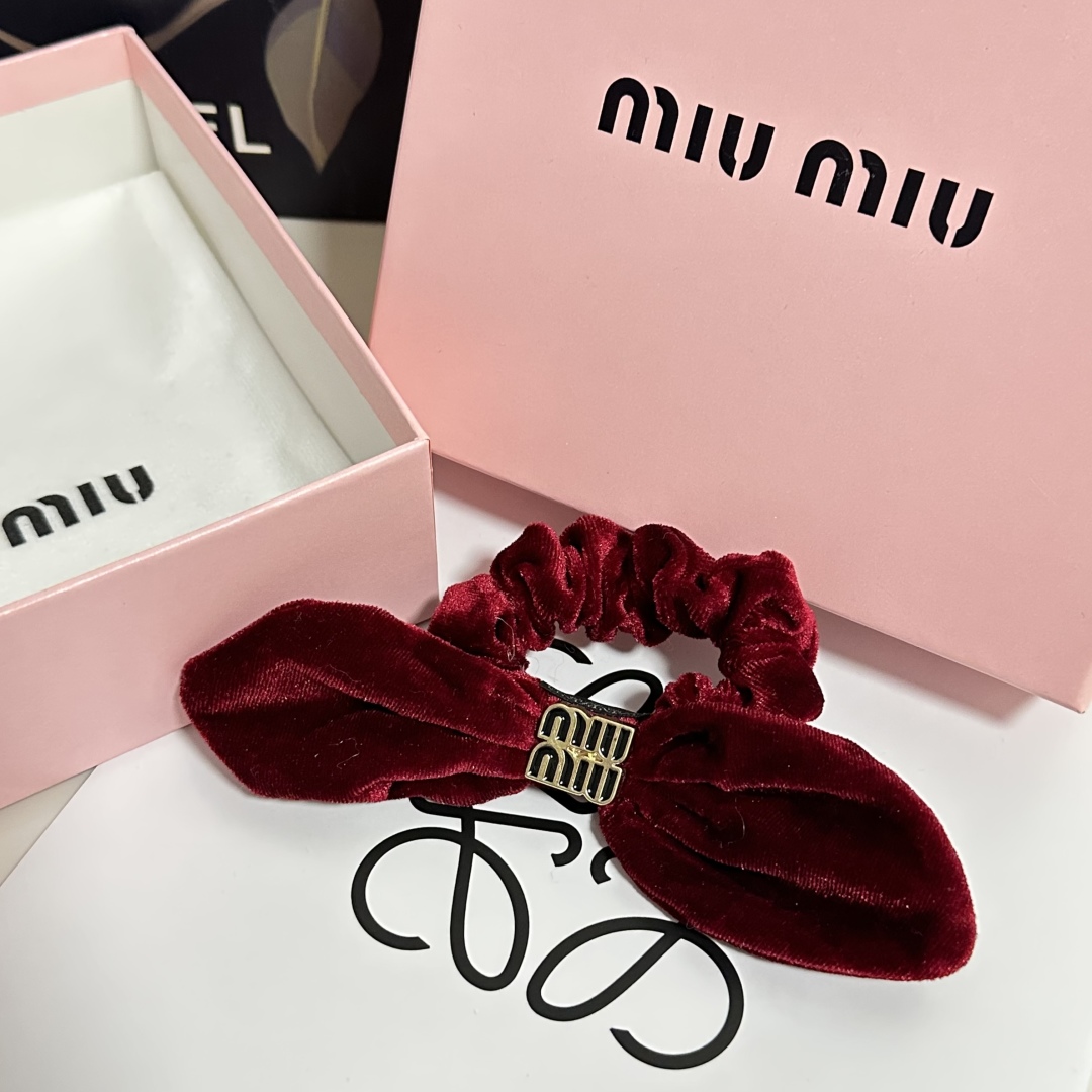  （单个）配全套包装
MiuMiu（缪缪）爆款丝绒兔耳朵发圈，专柜款出货
一看就特别高档 超级百搭 必须
