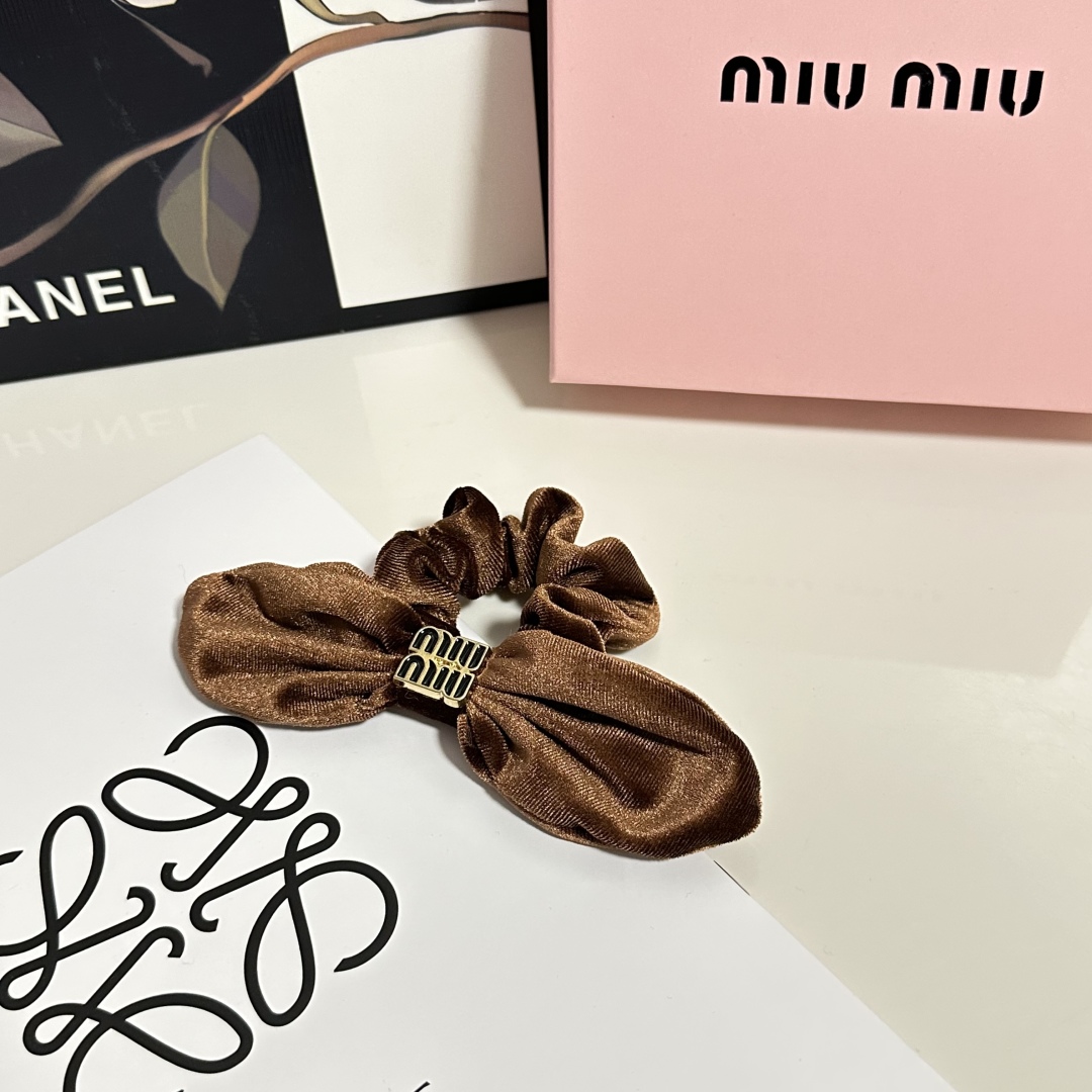  （单个）配全套包装
MiuMiu（缪缪）爆款丝绒兔耳朵发圈，专柜款出货
一看就特别高档 超级百搭 必须