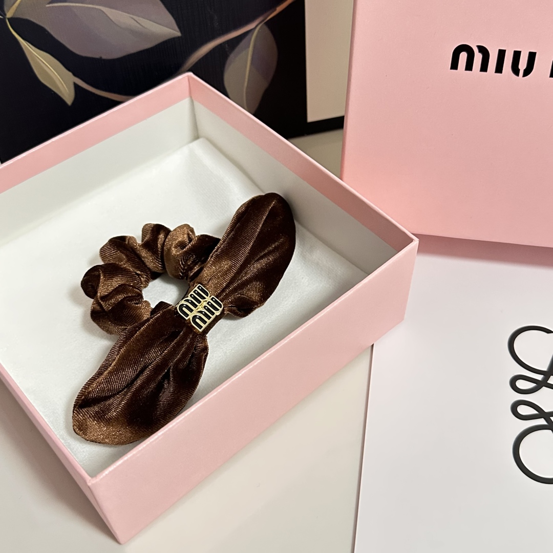  （单个）配全套包装
MiuMiu（缪缪）爆款丝绒兔耳朵发圈，专柜款出货
一看就特别高档 超级百搭 必须
