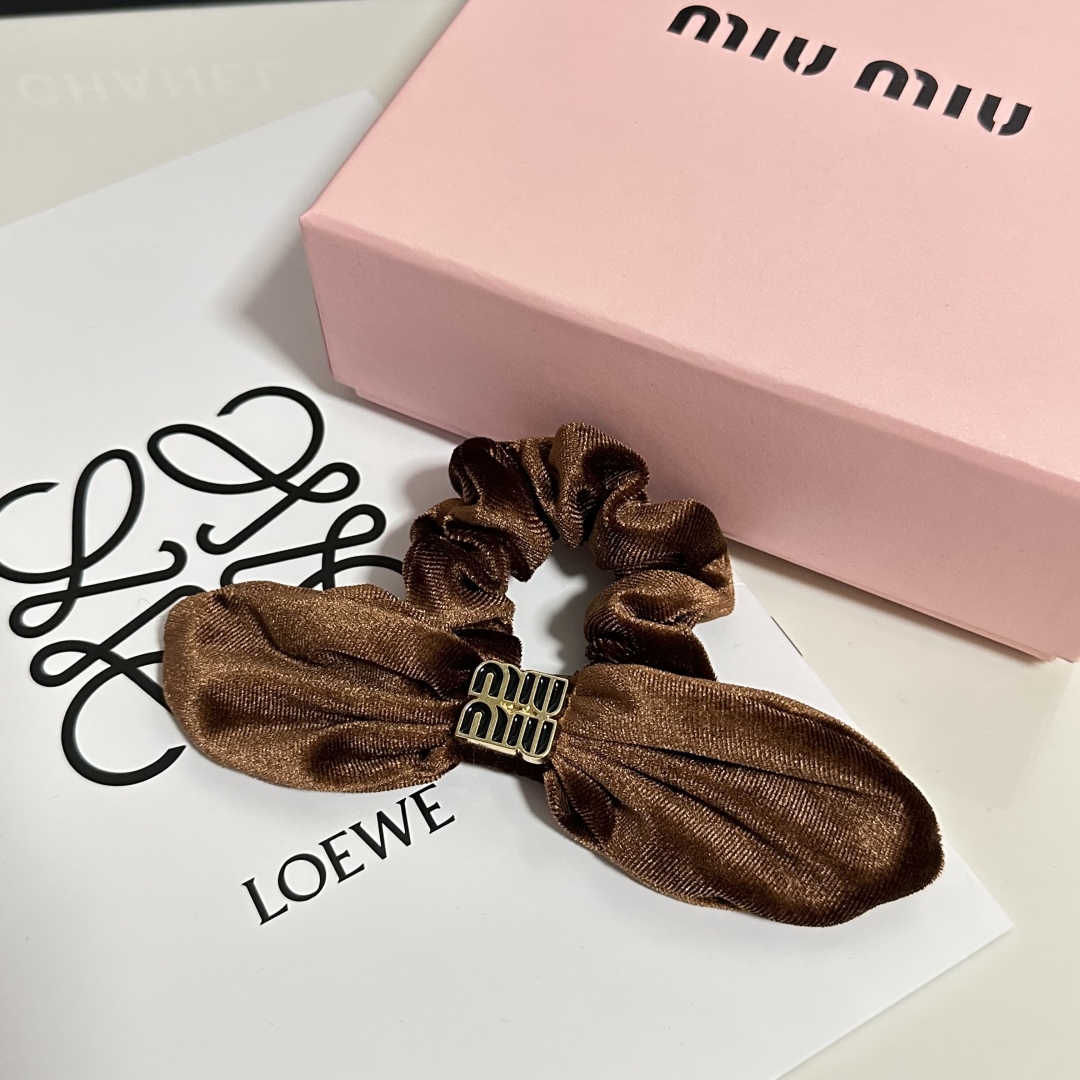  （单个）配全套包装
MiuMiu（缪缪）爆款丝绒兔耳朵发圈，专柜款出货
一看就特别高档 超级百搭 必须