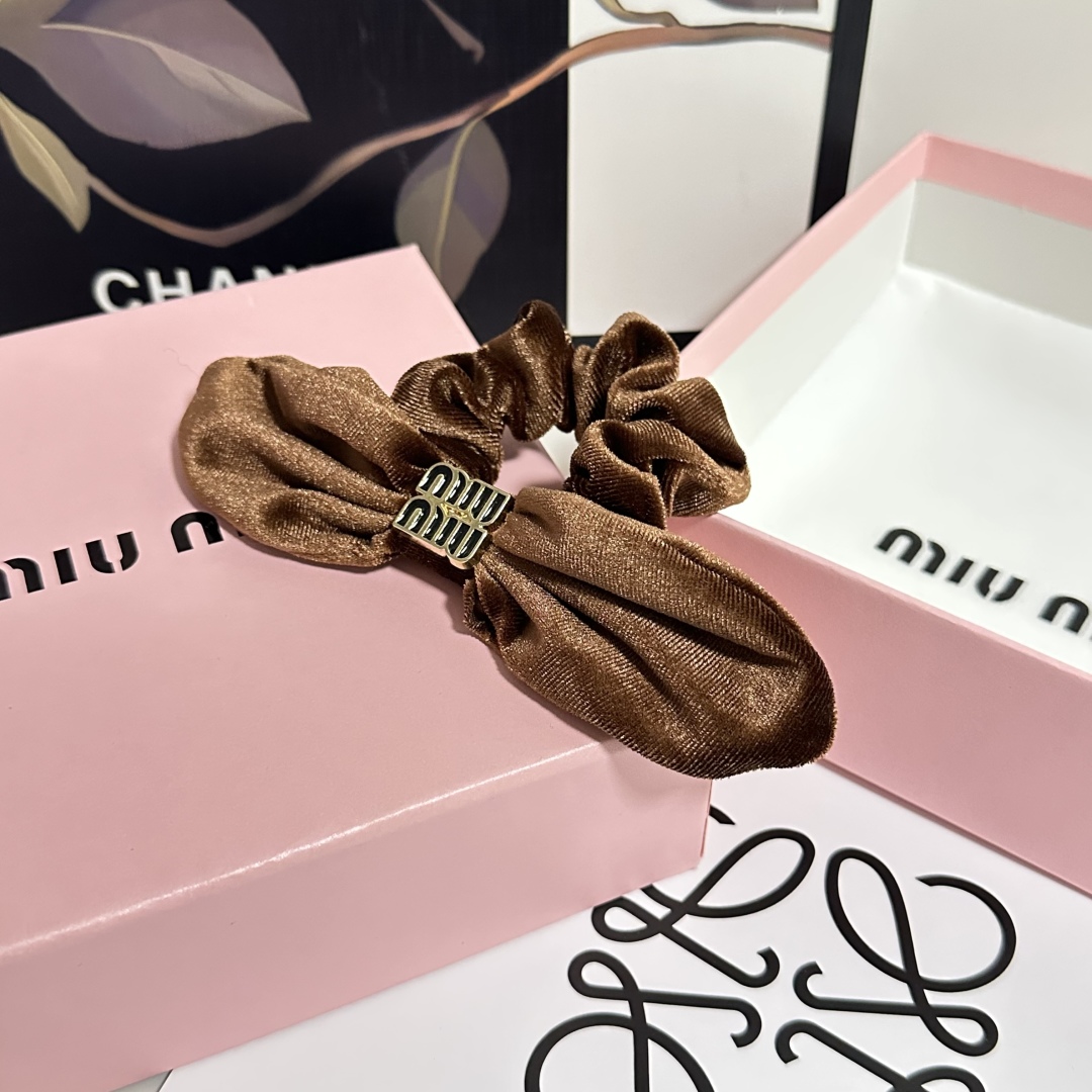  （单个）配全套包装
MiuMiu（缪缪）爆款丝绒兔耳朵发圈，专柜款出货
一看就特别高档 超级百搭 必须