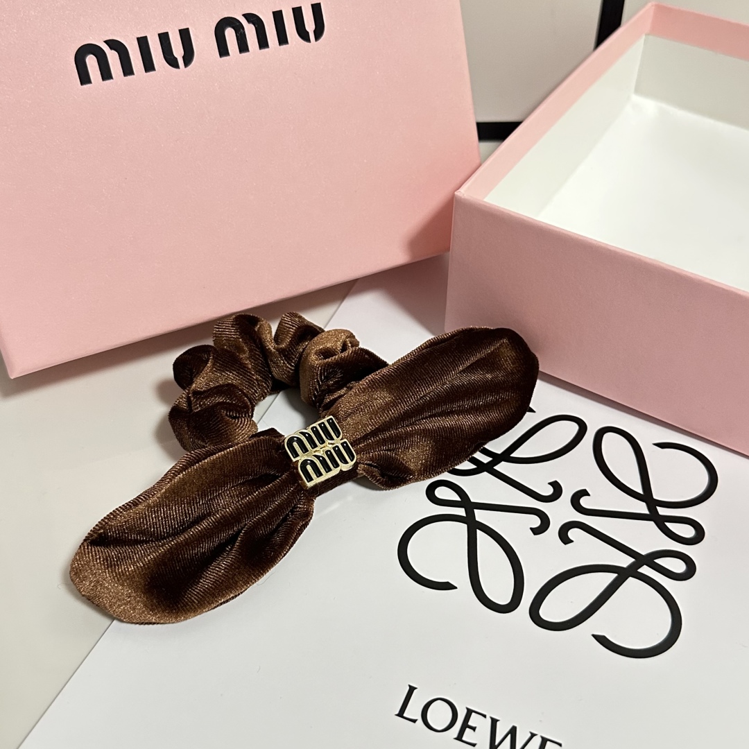  （单个）配全套包装
MiuMiu（缪缪）爆款丝绒兔耳朵发圈，专柜款出货
一看就特别高档 超级百搭 必须