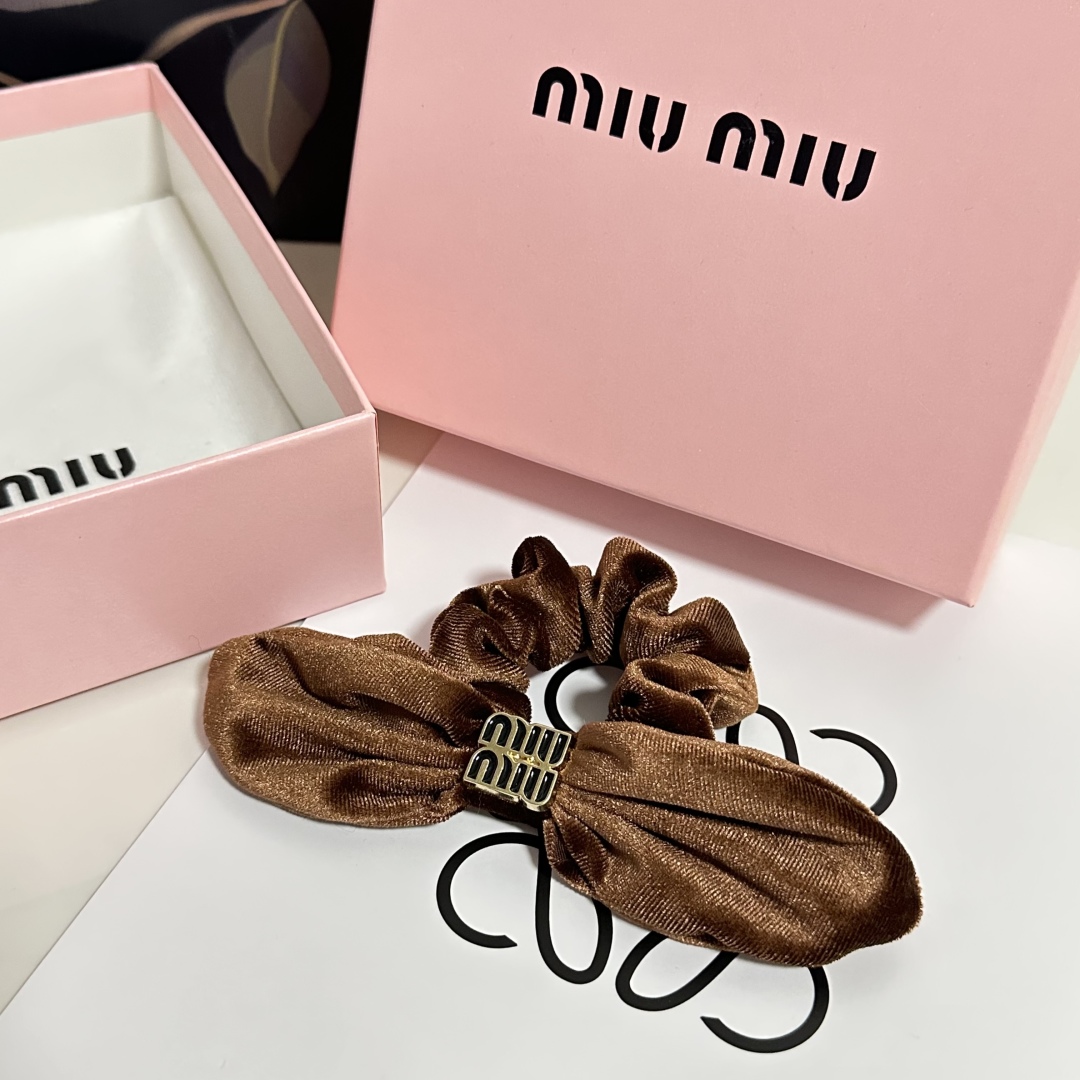  （单个）配全套包装
MiuMiu（缪缪）爆款丝绒兔耳朵发圈，专柜款出货
一看就特别高档 超级百搭 必须