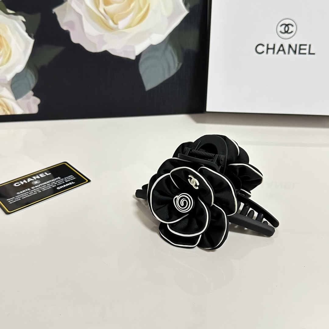 NO:301381,Special (single) with counter packaging CHANEL (Chanel) latest camellia hits here. Middle vintage retro hardware grabbing. Elegant girl is worth buying. Very easy to match. Temperament and tasteful hairpins, hairpins, chanel, chanel, hairpins19860909特（单个）配专柜包装 CHANEL（香奈儿）最新山茶花爆款来啦 中古vintage复古五金抓夹 优雅的girl值得入手 非常好搭配 气质有品位发夹,发夹,chanel,chanel,hairpins,accessory