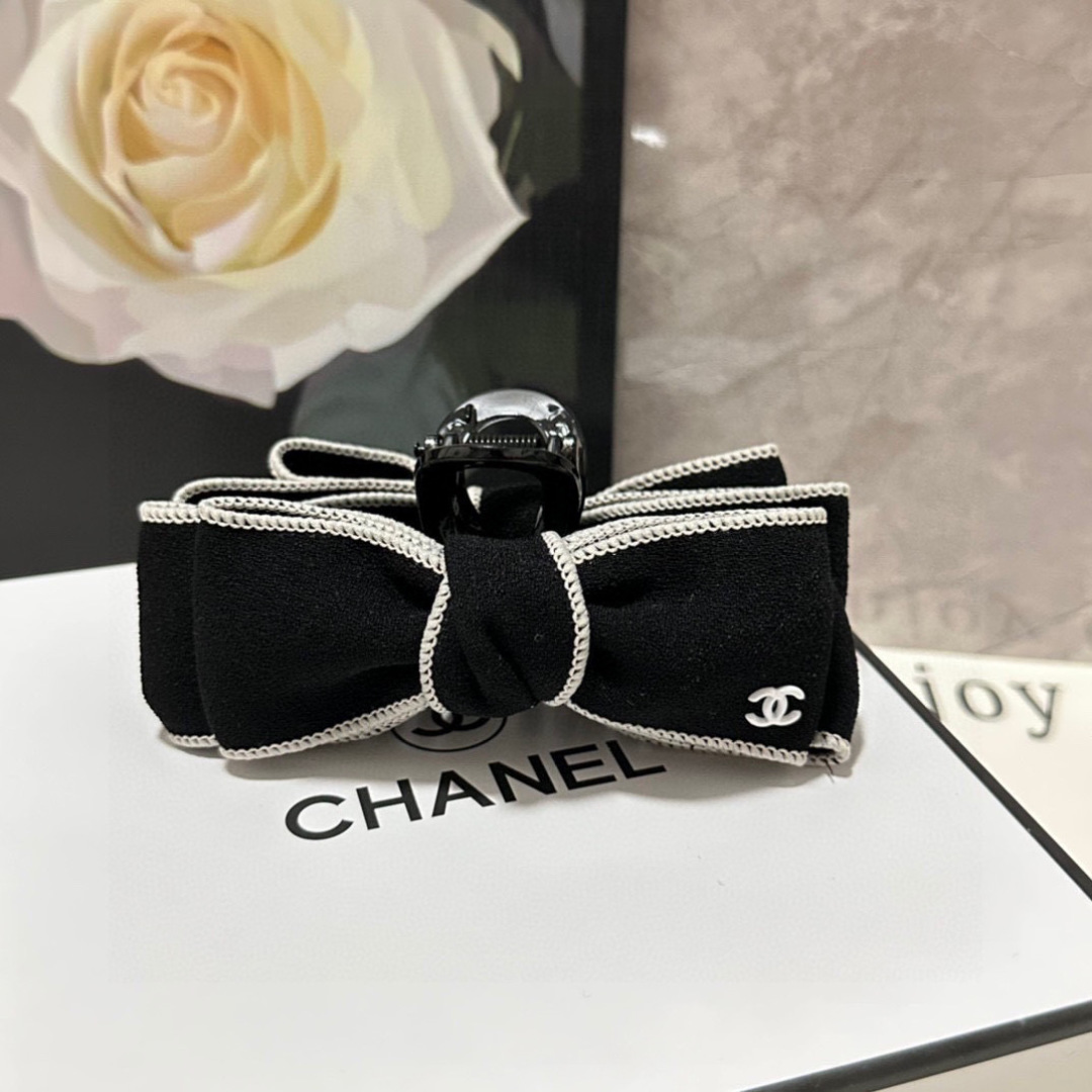 （单个）配专柜包装 
Chanel（香奈儿）最新爆款来啦✨💫
中古vintage复古五金抓夹
优雅的gi