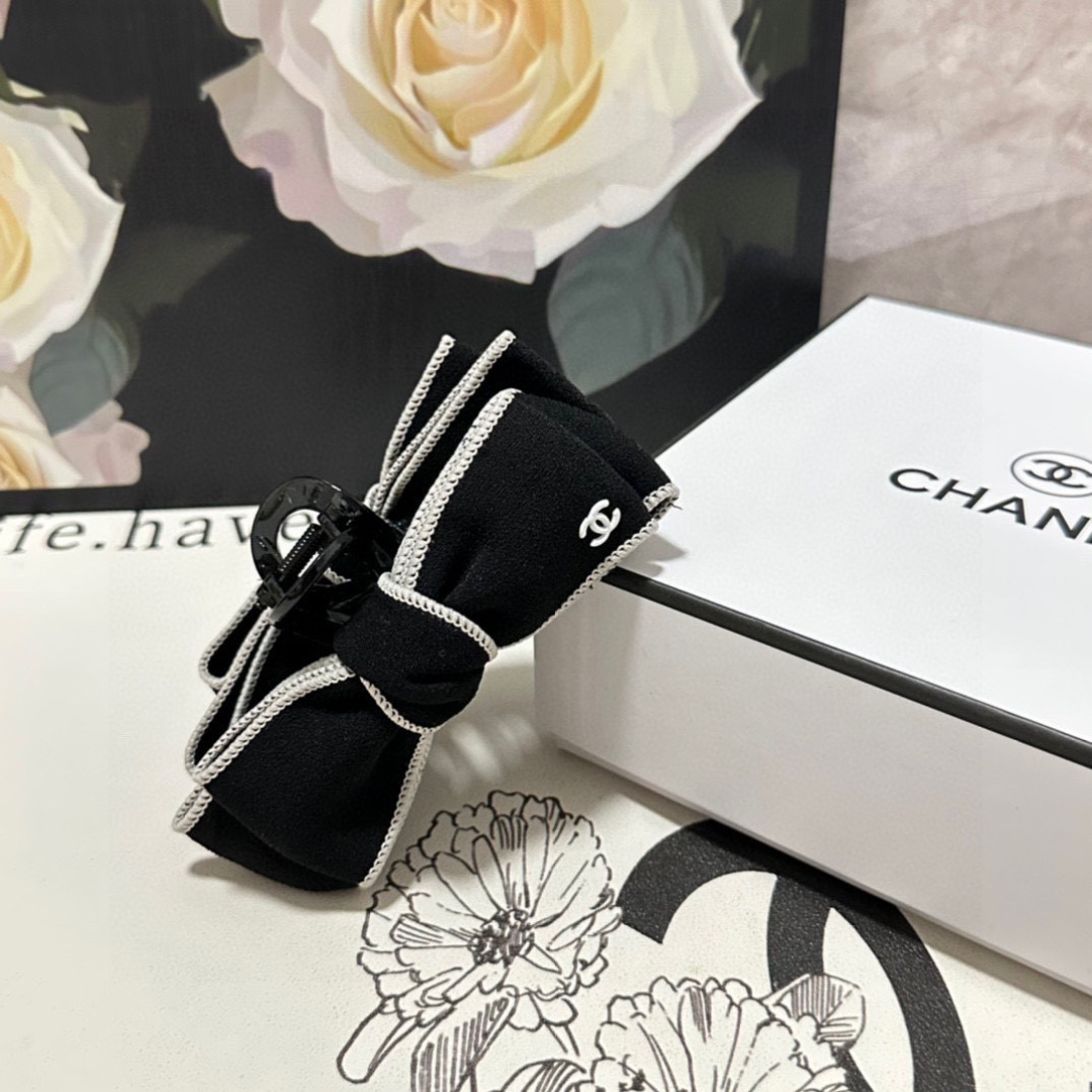 （单个）配专柜包装 
Chanel（香奈儿）最新爆款来啦✨💫
中古vintage复古五金抓夹
优雅的gi