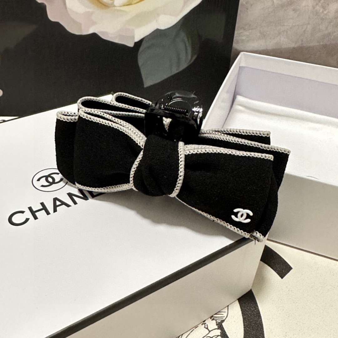 （单个）配专柜包装 
Chanel（香奈儿）最新爆款来啦✨💫
中古vintage复古五金抓夹
优雅的gi
