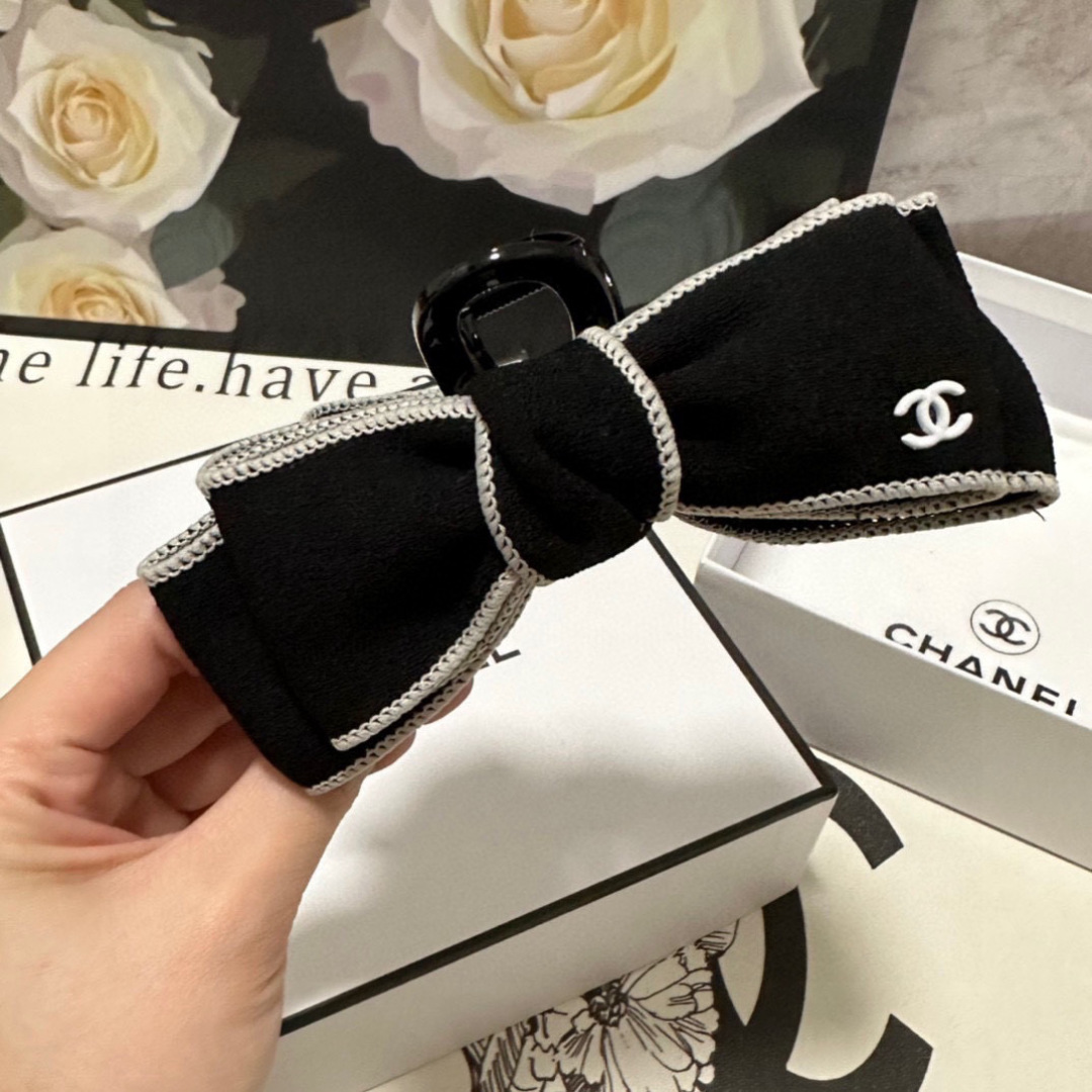 （单个）配专柜包装 
Chanel（香奈儿）最新爆款来啦✨💫
中古vintage复古五金抓夹
优雅的gi