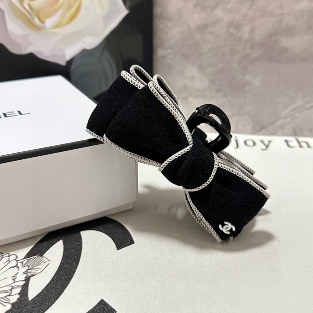 （单个）配专柜包装 
Chanel（香奈儿）最新爆款来啦✨💫
中古vintage复古五金抓夹
优雅的gi