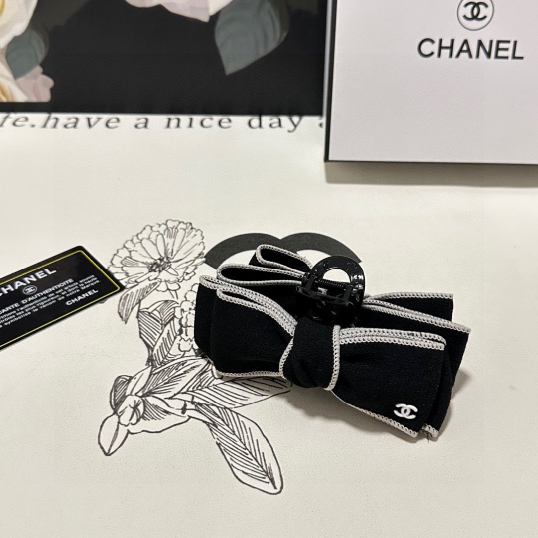 （单个）配专柜包装 
Chanel（香奈儿）最新爆款来啦✨💫
中古vintage复古五金抓夹
优雅的gi