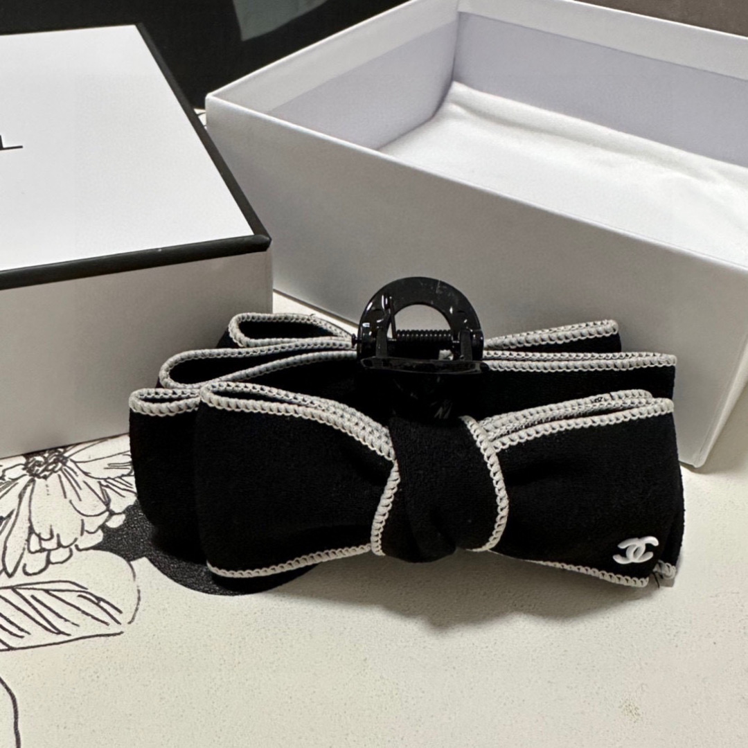 （单个）配专柜包装 
Chanel（香奈儿）最新爆款来啦✨💫
中古vintage复古五金抓夹
优雅的gi