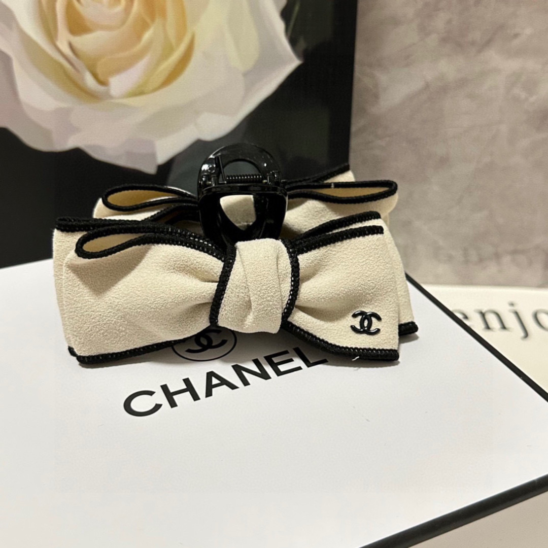 （单个）配专柜包装 
Chanel（香奈儿）最新爆款来啦✨💫
中古vintage复古五金抓夹
优雅的gi