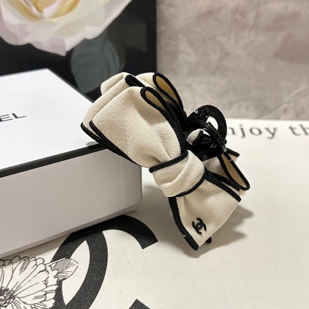 （单个）配专柜包装 
Chanel（香奈儿）最新爆款来啦✨💫
中古vintage复古五金抓夹
优雅的gi