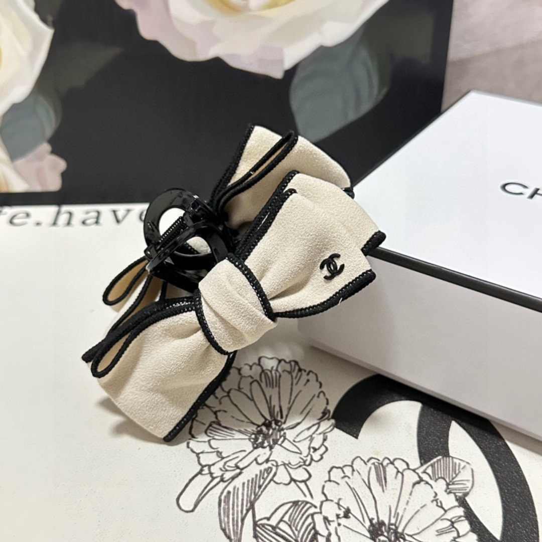 （单个）配专柜包装 
Chanel（香奈儿）最新爆款来啦✨💫
中古vintage复古五金抓夹
优雅的gi
