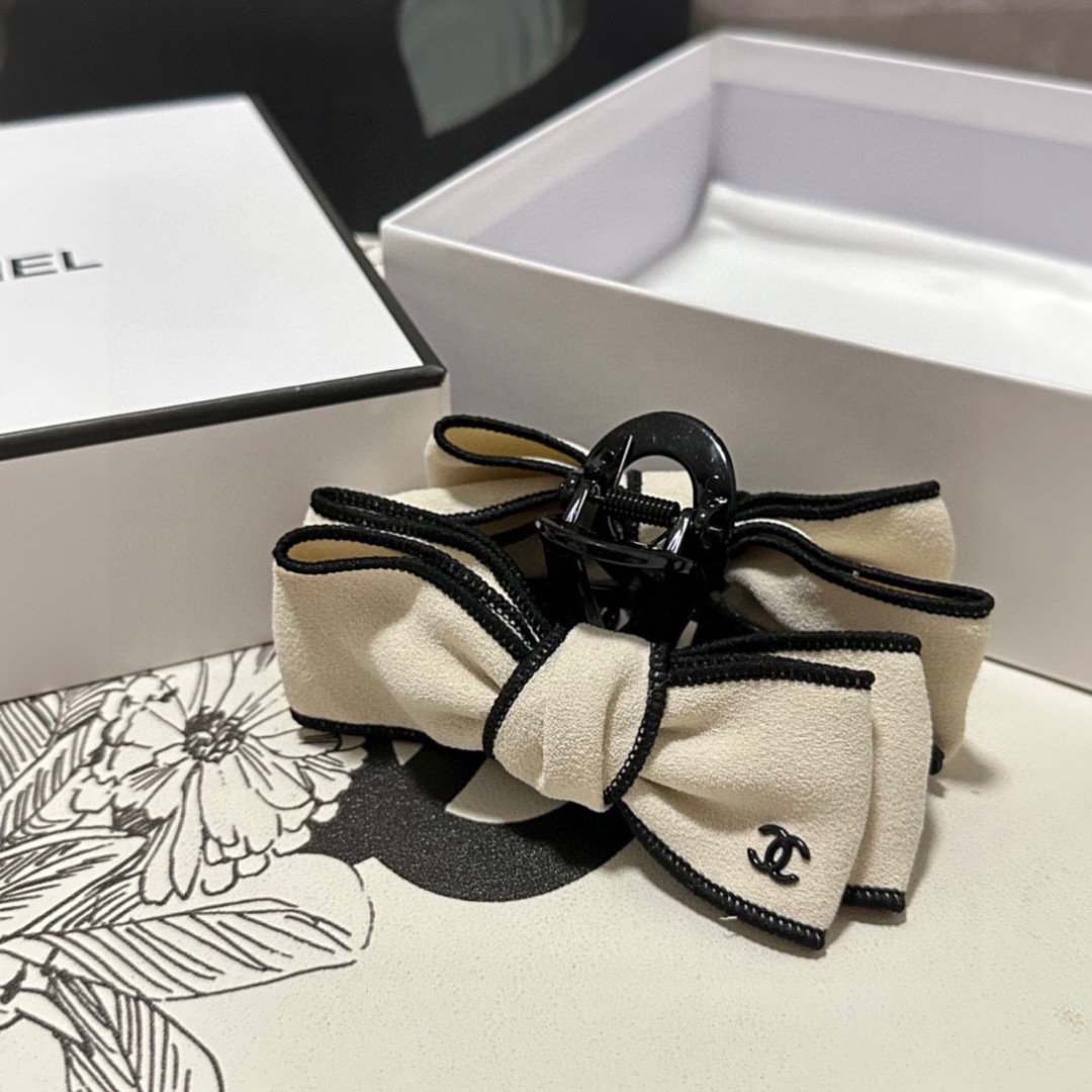 （单个）配专柜包装 
Chanel（香奈儿）最新爆款来啦✨💫
中古vintage复古五金抓夹
优雅的gi