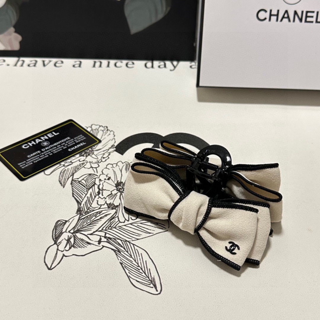 （单个）配专柜包装 
Chanel（香奈儿）最新爆款来啦✨💫
中古vintage复古五金抓夹
优雅的gi