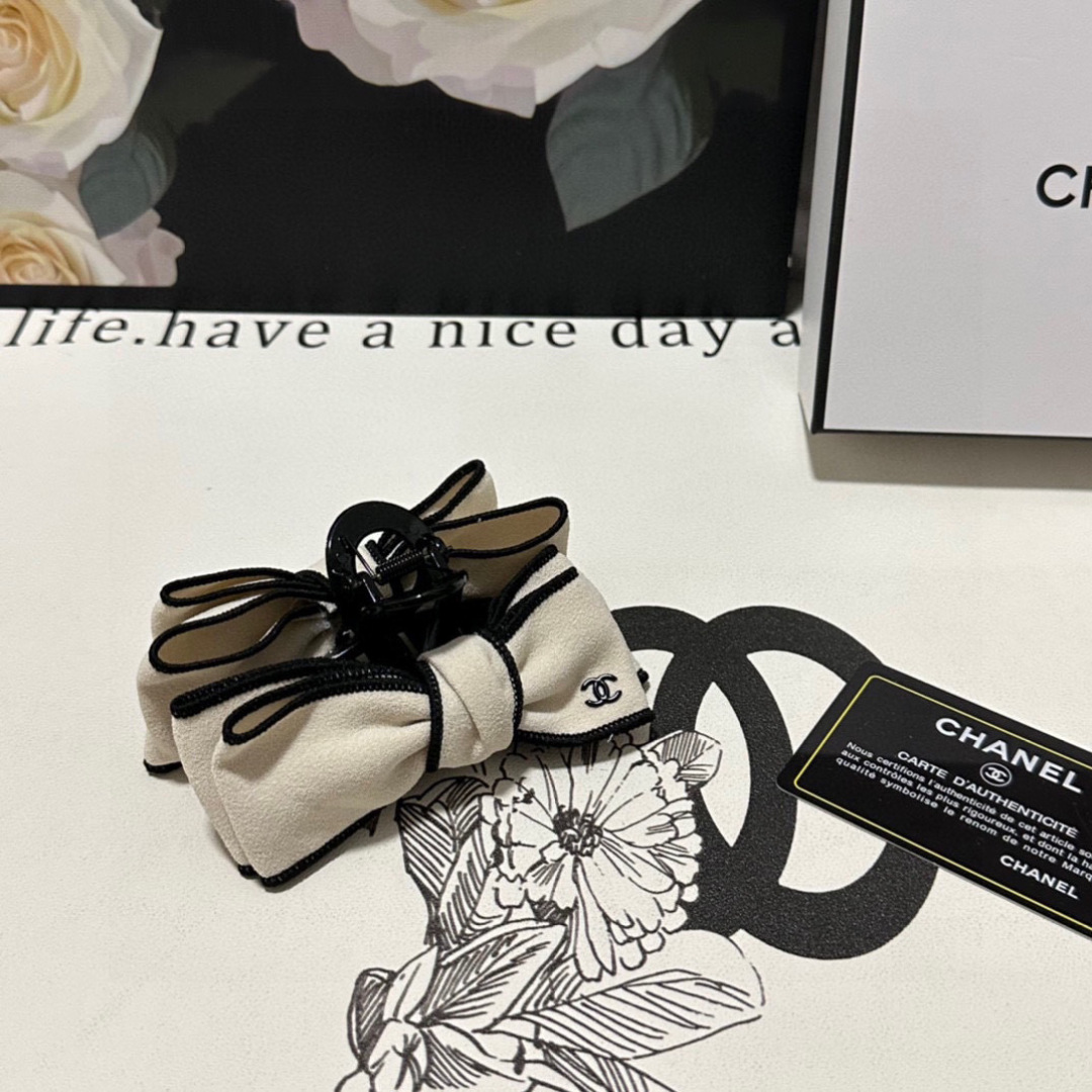 （单个）配专柜包装 
Chanel（香奈儿）最新爆款来啦✨💫
中古vintage复古五金抓夹
优雅的gi