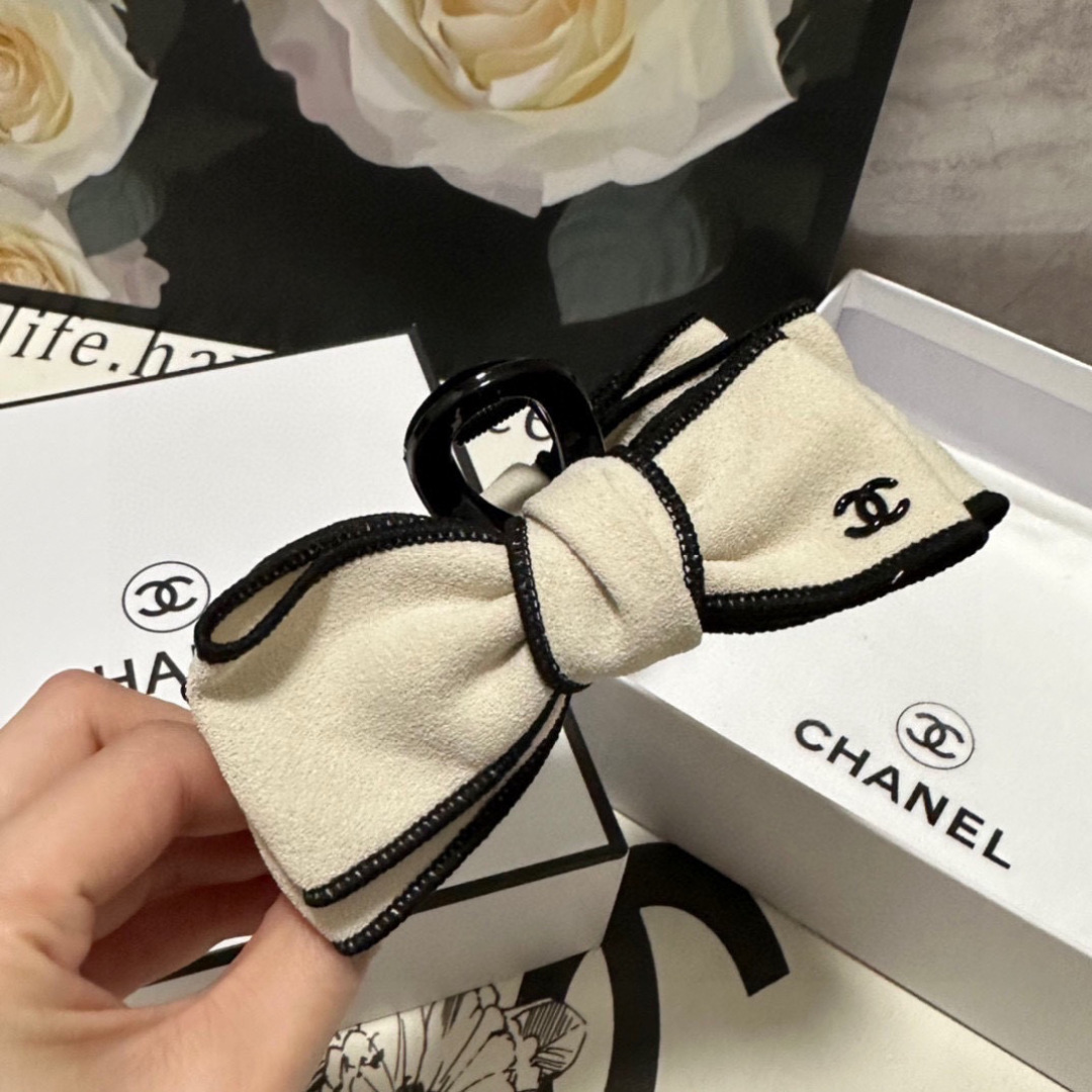 （单个）配专柜包装 
Chanel（香奈儿）最新爆款来啦✨💫
中古vintage复古五金抓夹
优雅的gi