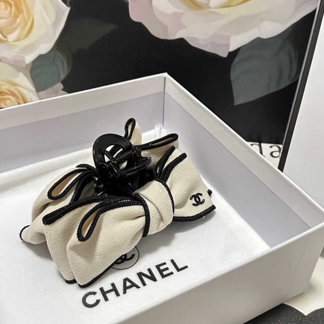 （单个）配专柜包装 
Chanel（香奈儿）最新爆款来啦✨💫
中古vintage复古五金抓夹
优雅的gi