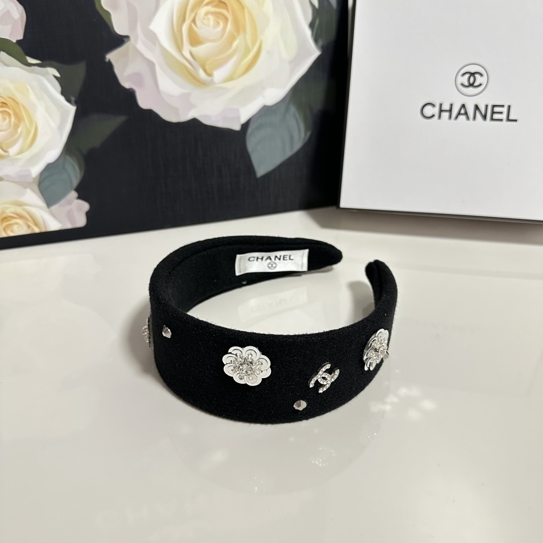  配专柜包装
Chanel（香奈儿）最新发箍
小仙女快入手
特殊材质 不嘞头
可盐可甜～