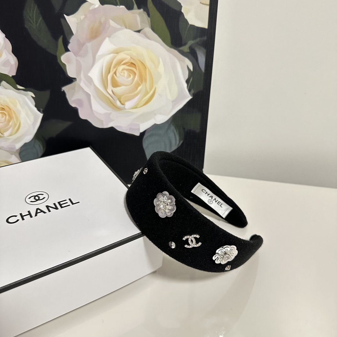  配专柜包装
Chanel（香奈儿）最新发箍
小仙女快入手
特殊材质 不嘞头
可盐可甜～