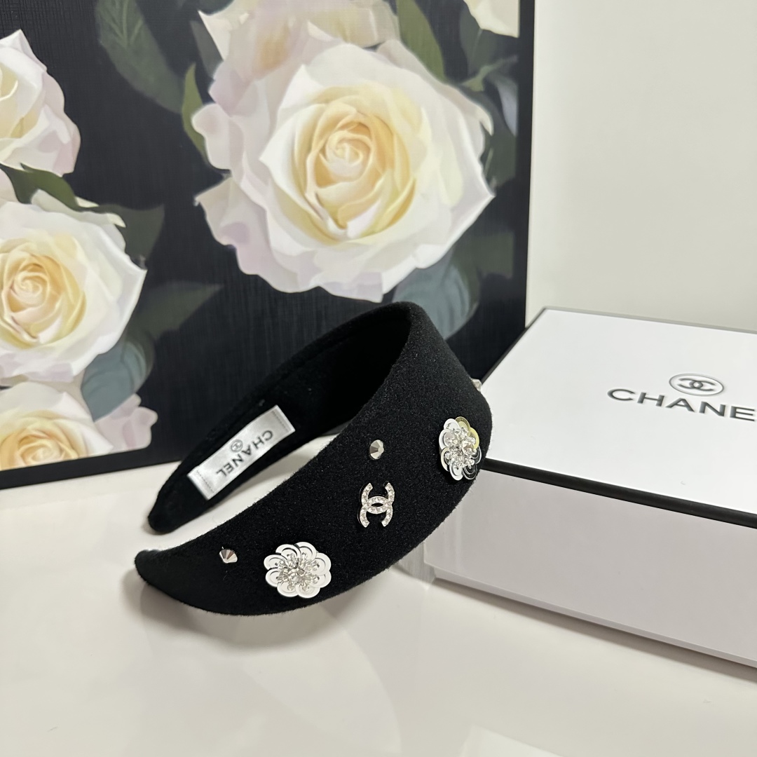  配专柜包装
Chanel（香奈儿）最新发箍
小仙女快入手
特殊材质 不嘞头
可盐可甜～