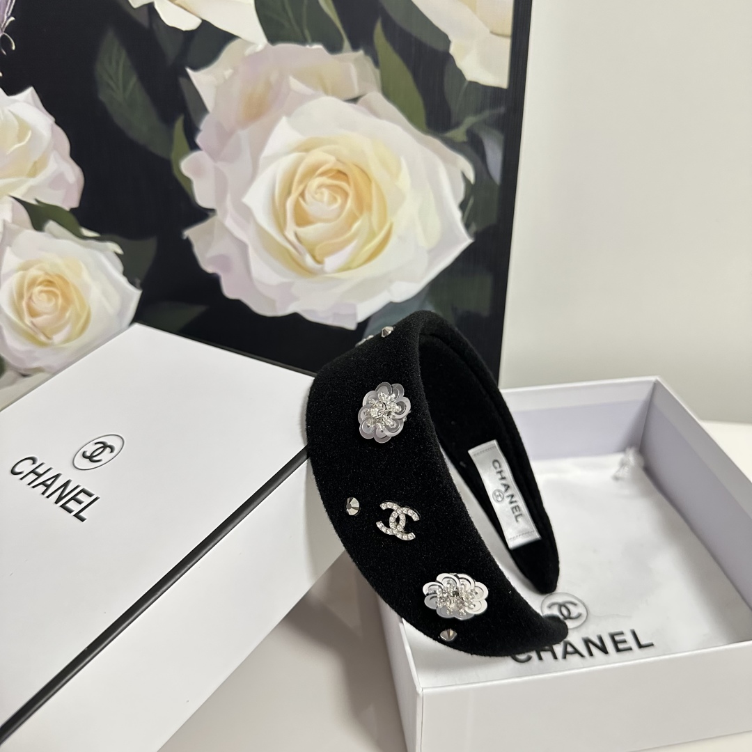  配专柜包装
Chanel（香奈儿）最新发箍
小仙女快入手
特殊材质 不嘞头
可盐可甜～