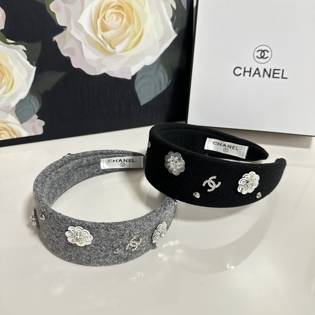 配专柜包装
Chanel（香奈儿）最新发箍
小仙女快入手
特殊材质 不嘞头
可盐可甜～