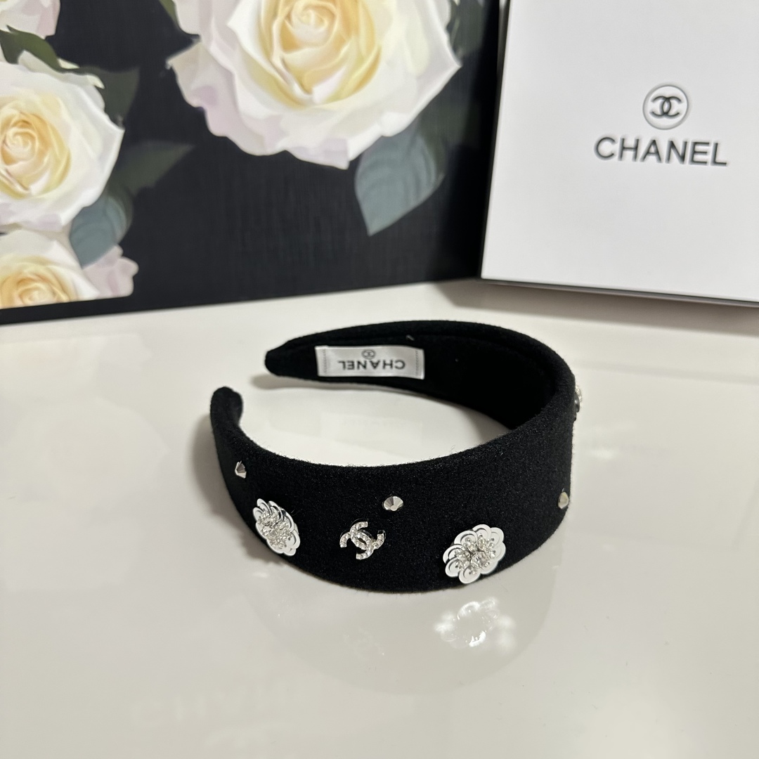  配专柜包装
Chanel（香奈儿）最新发箍
小仙女快入手
特殊材质 不嘞头
可盐可甜～