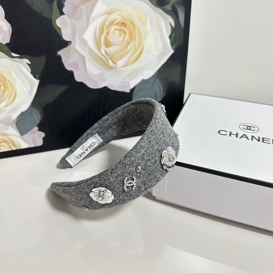  配专柜包装
Chanel（香奈儿）最新发箍
小仙女快入手
特殊材质 不嘞头
可盐可甜～