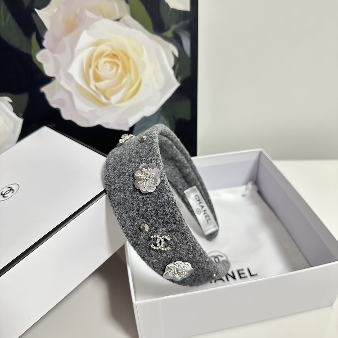  配专柜包装
Chanel（香奈儿）最新发箍
小仙女快入手
特殊材质 不嘞头
可盐可甜～