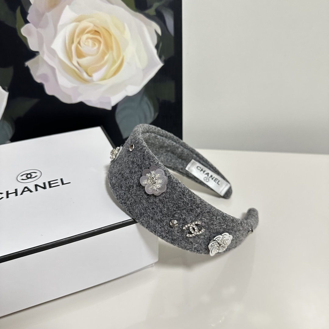  配专柜包装
Chanel（香奈儿）最新发箍
小仙女快入手
特殊材质 不嘞头
可盐可甜～