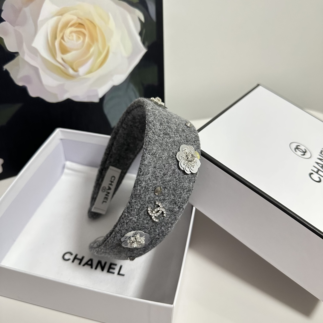  配专柜包装
Chanel（香奈儿）最新发箍
小仙女快入手
特殊材质 不嘞头
可盐可甜～
