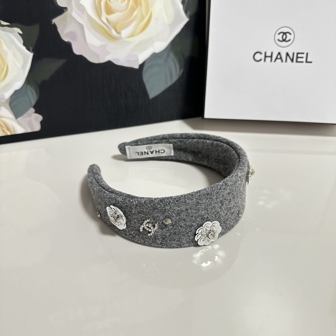  配专柜包装
Chanel（香奈儿）最新发箍
小仙女快入手
特殊材质 不嘞头
可盐可甜～