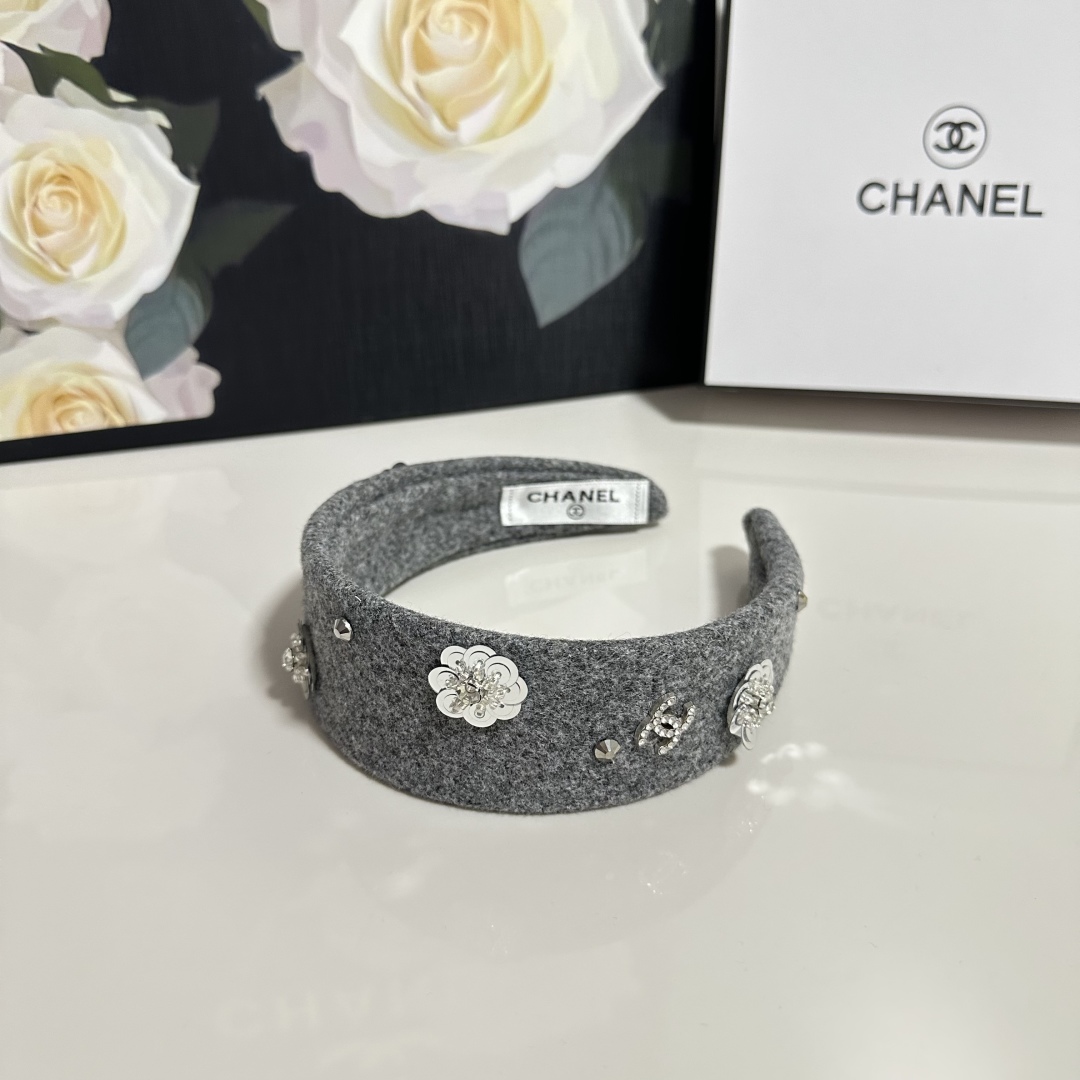  配专柜包装
Chanel（香奈儿）最新发箍
小仙女快入手
特殊材质 不嘞头
可盐可甜～