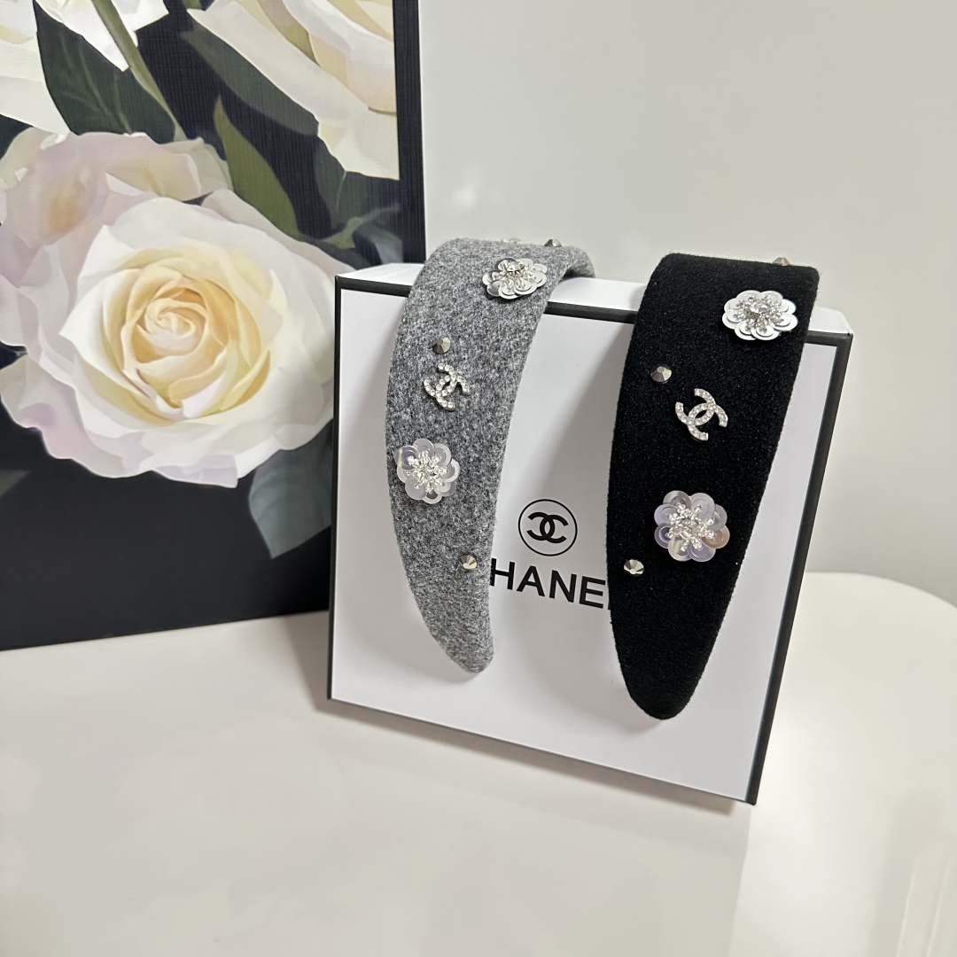  配专柜包装
Chanel（香奈儿）最新发箍
小仙女快入手
特殊材质 不嘞头
可盐可甜～
