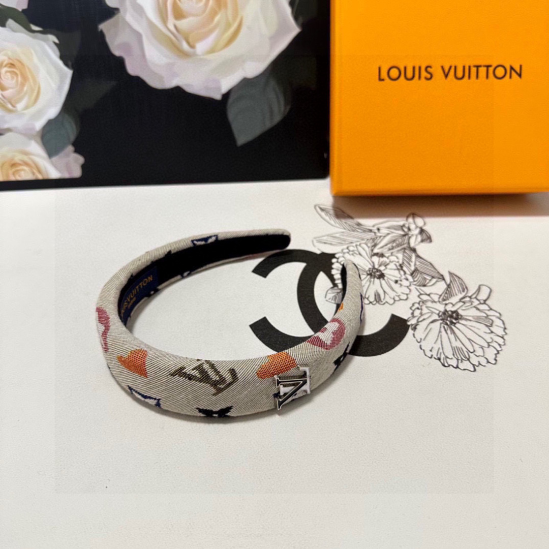  配专柜包装
LV（路易威登）最新发箍
小仙女快入手
特殊材质 不嘞头
可盐可甜～