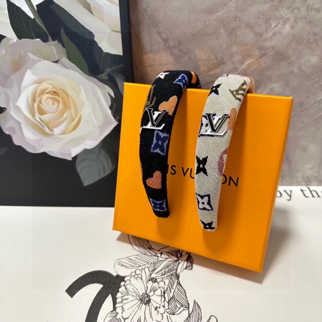  配专柜包装
LV（路易威登）最新发箍
小仙女快入手
特殊材质 不嘞头
可盐可甜～