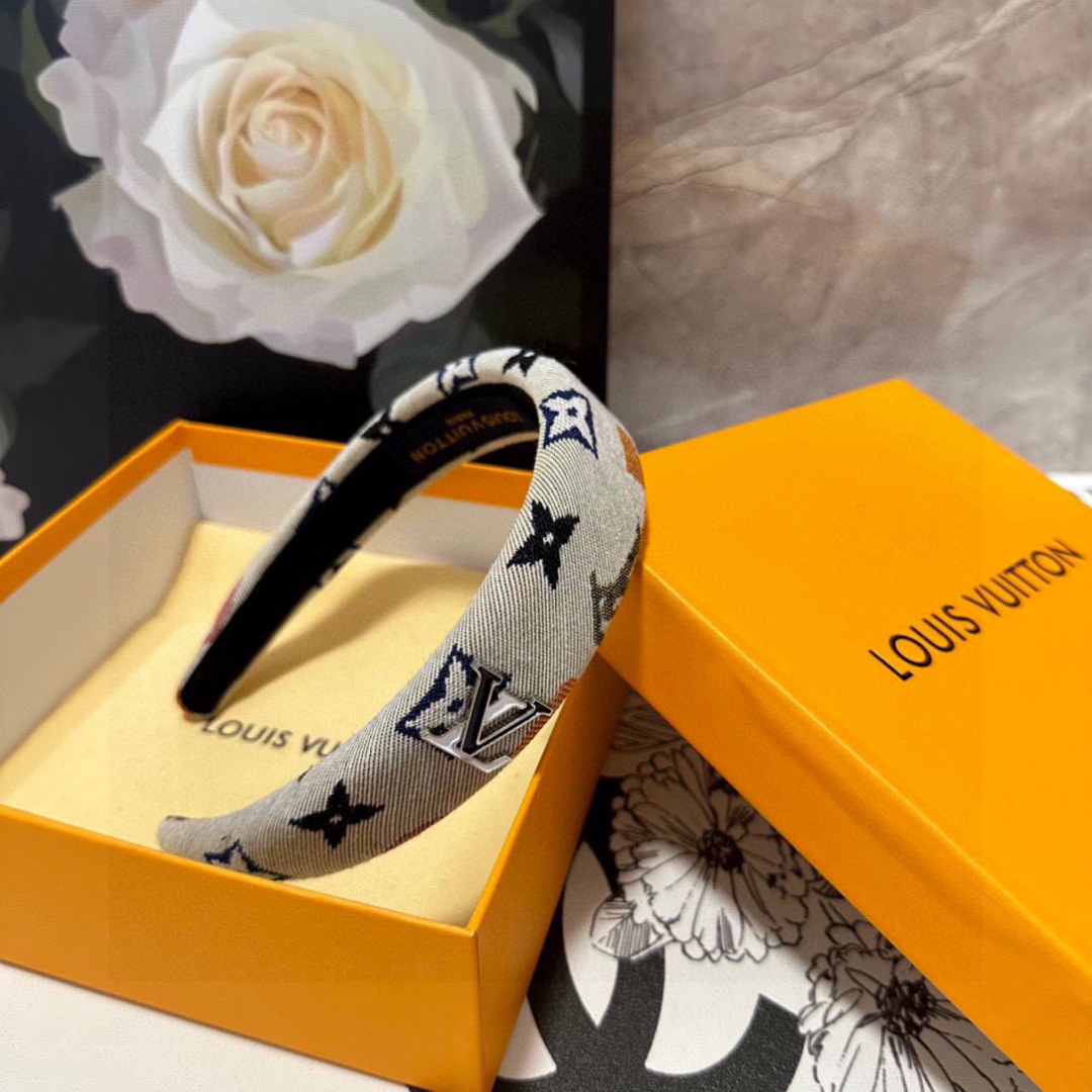  配专柜包装
LV（路易威登）最新发箍
小仙女快入手
特殊材质 不嘞头
可盐可甜～