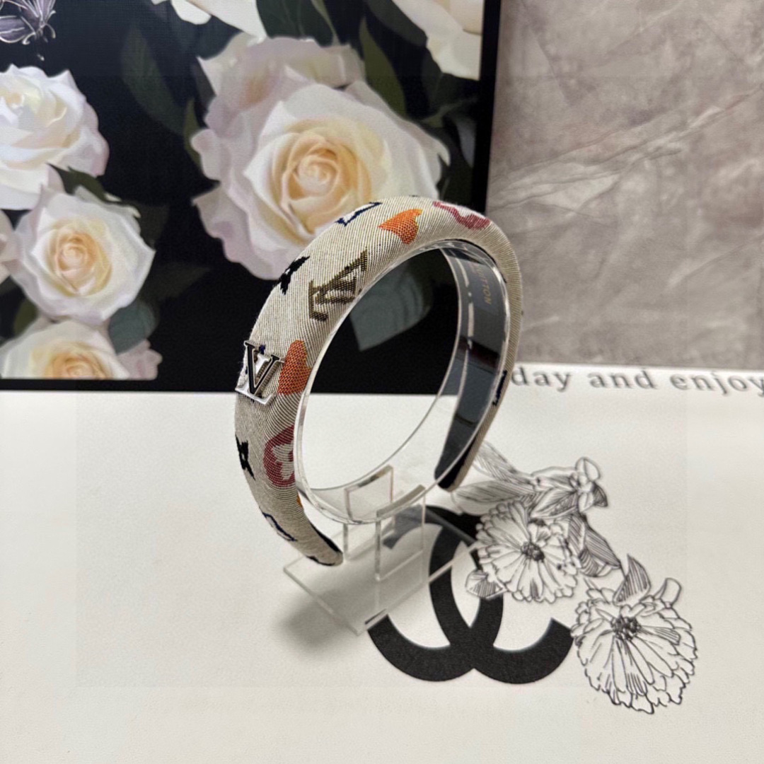 配专柜包装
LV（路易威登）最新发箍
小仙女快入手
特殊材质 不嘞头
可盐可甜～
