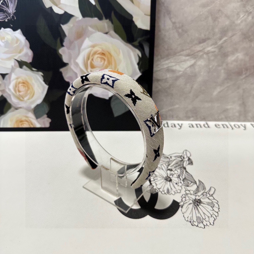  配专柜包装
LV（路易威登）最新发箍
小仙女快入手
特殊材质 不嘞头
可盐可甜～